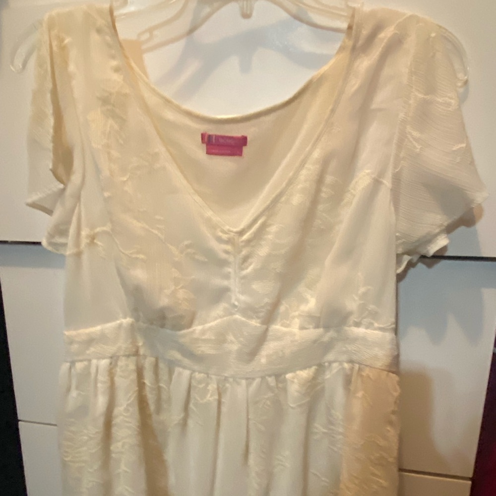 BCBG girl cute embroidered top